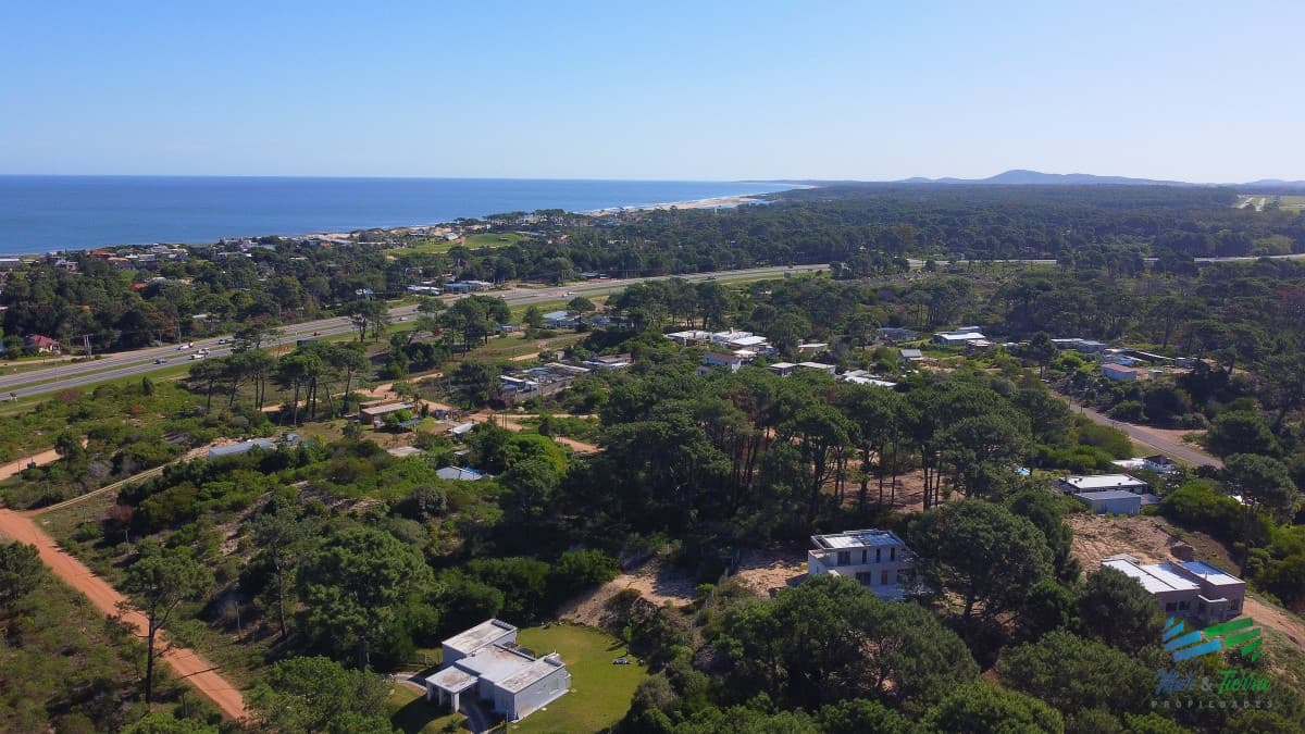 Venta de terreno esquinero en Club del Lago Punta Ballena