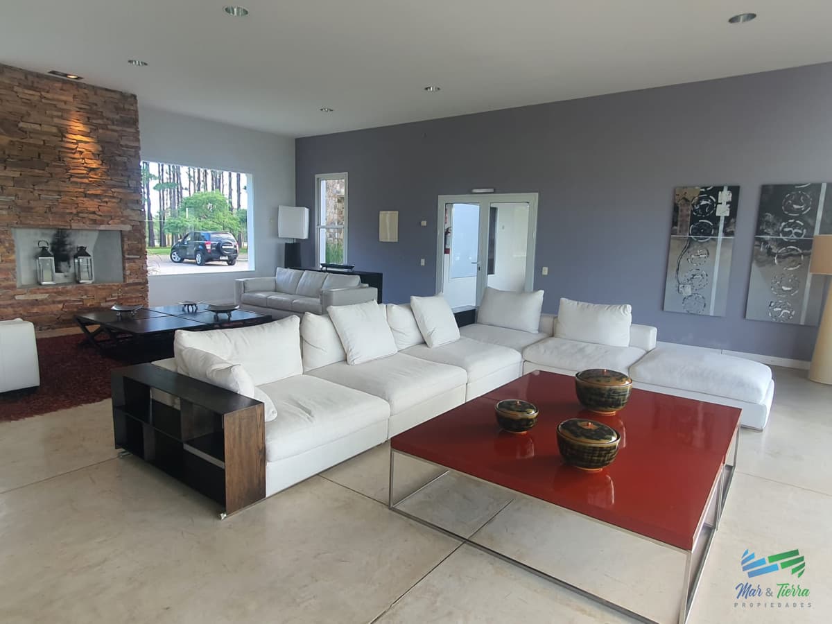 Venta de gran terreno en barrio privado con costa de laguna