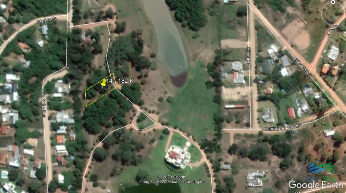 Venta de terreno de 1045 m2 en barrio cerrado frente al mar en playa Mansa Punta del este