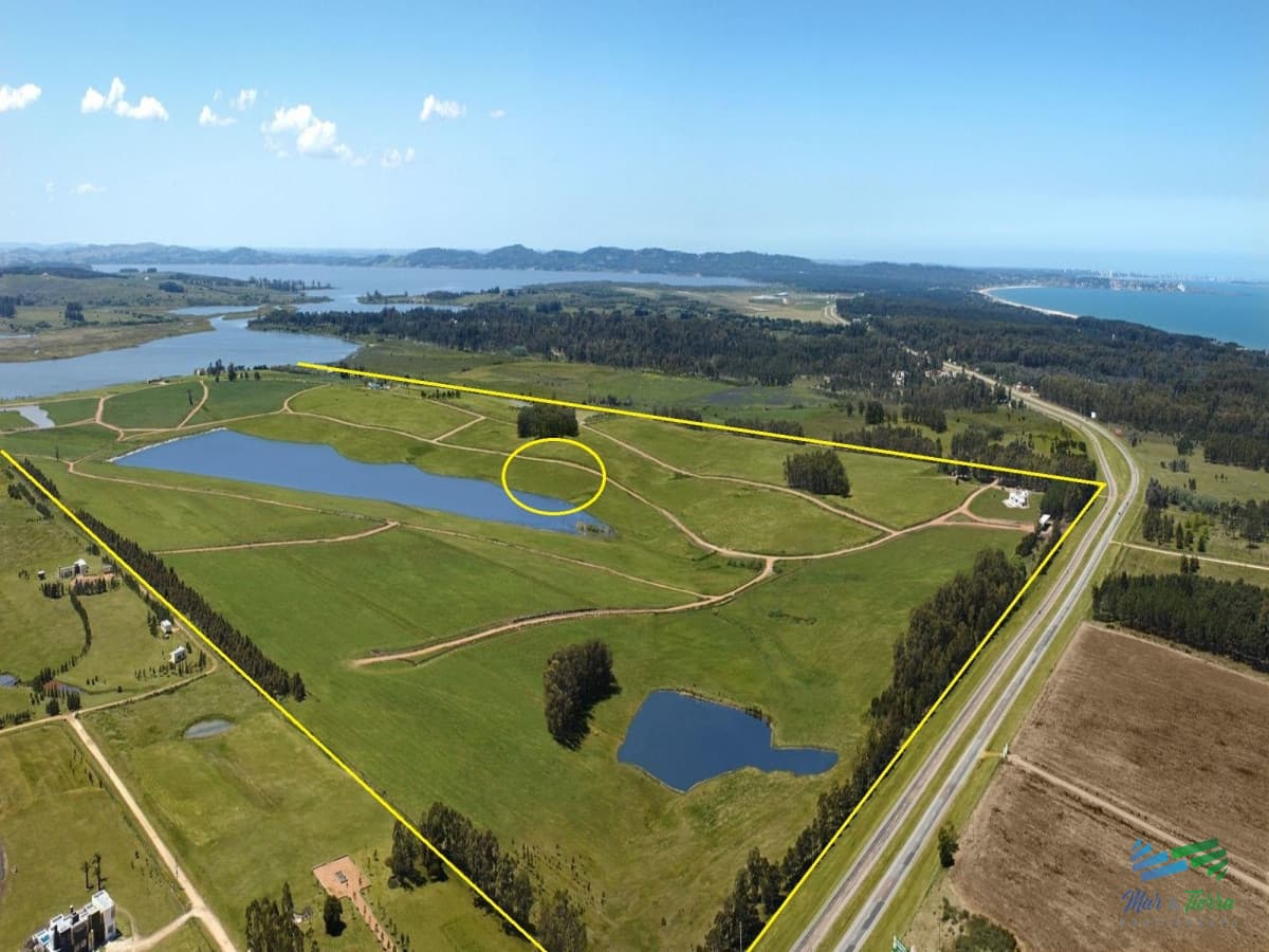 Venta de terreno en Laguna de los Cisnes con costa de laguna