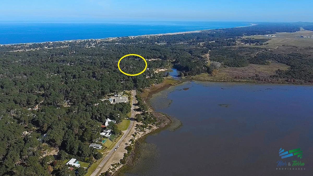 Venta de terreno de 1494 m2 en club del lago Punta Ballena