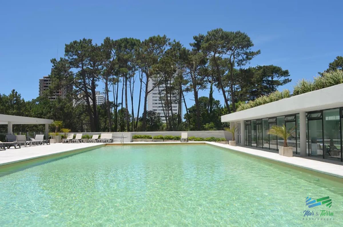 En venta apartamento 1 dormitorio con servicios en Ocean Drive Country, Punta del Este.