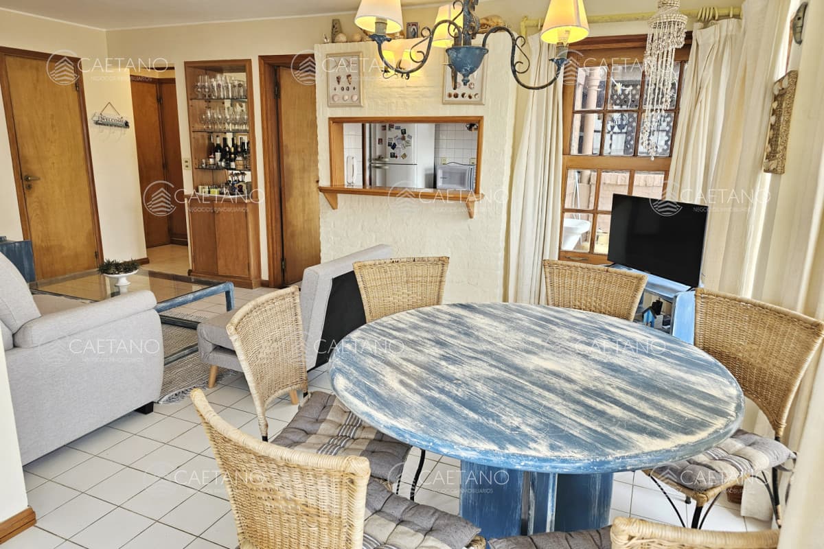 Apartamento de 2 dormitorios y 2 baños a 1 cuadra de Gorlero, con gran terraza y parrillero propio.
