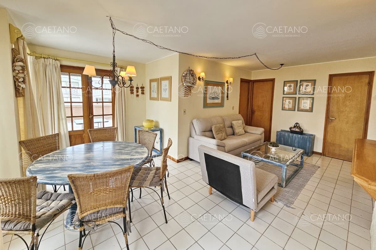 Apartamento de 2 dormitorios y 2 baños a 1 cuadra de Gorlero, con gran terraza y parrillero propio.