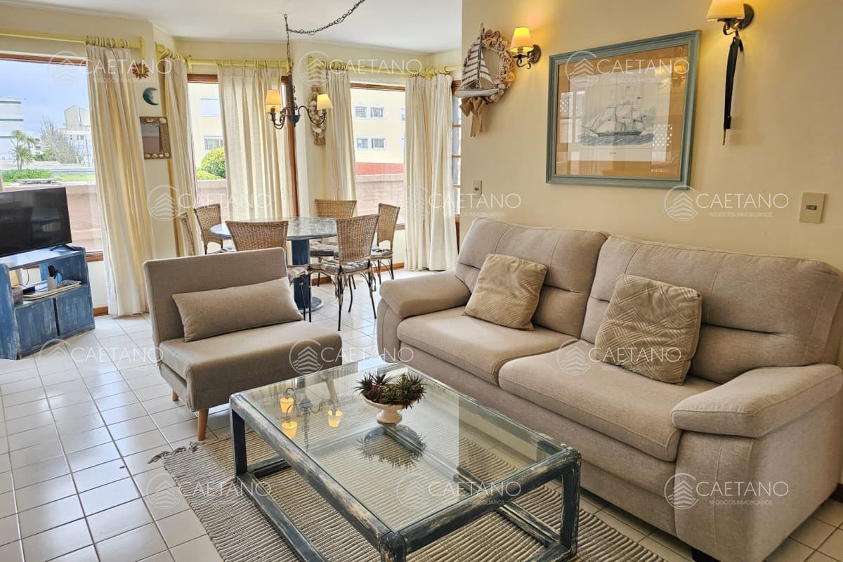 Apartamento de 2 dormitorios y 2 baños a 1 cuadra de Gorlero, con gran terraza y parrillero propio.