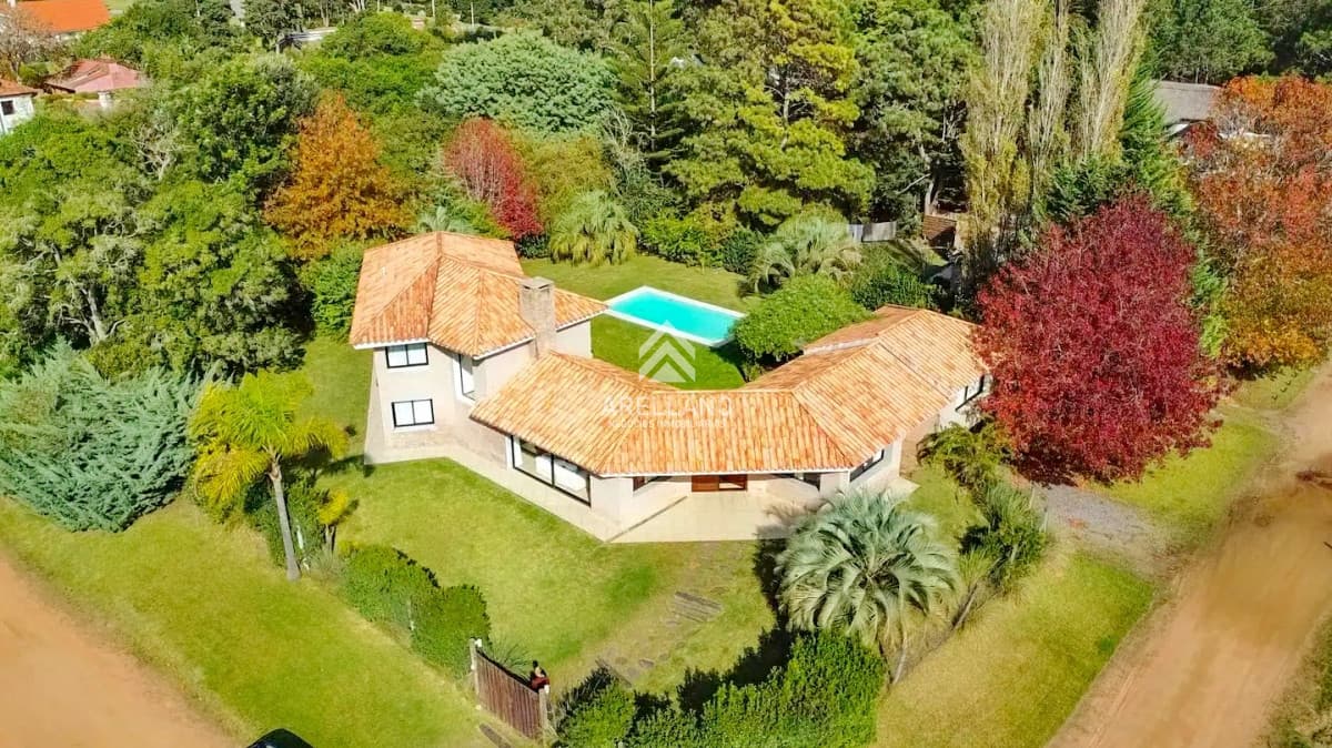 Casa ID.3843 - Se vende casa 5 dormitorios, con piscina en Rincon del Indio, playa Brava, Punta del Este.