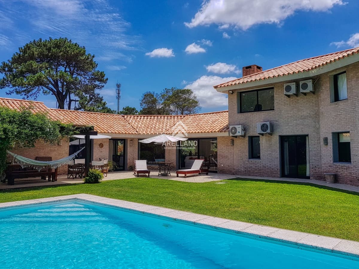 Casa ID.3843 - Se vende casa 5 dormitorios, con piscina en Rincon del Indio, playa Brava, Punta del Este.