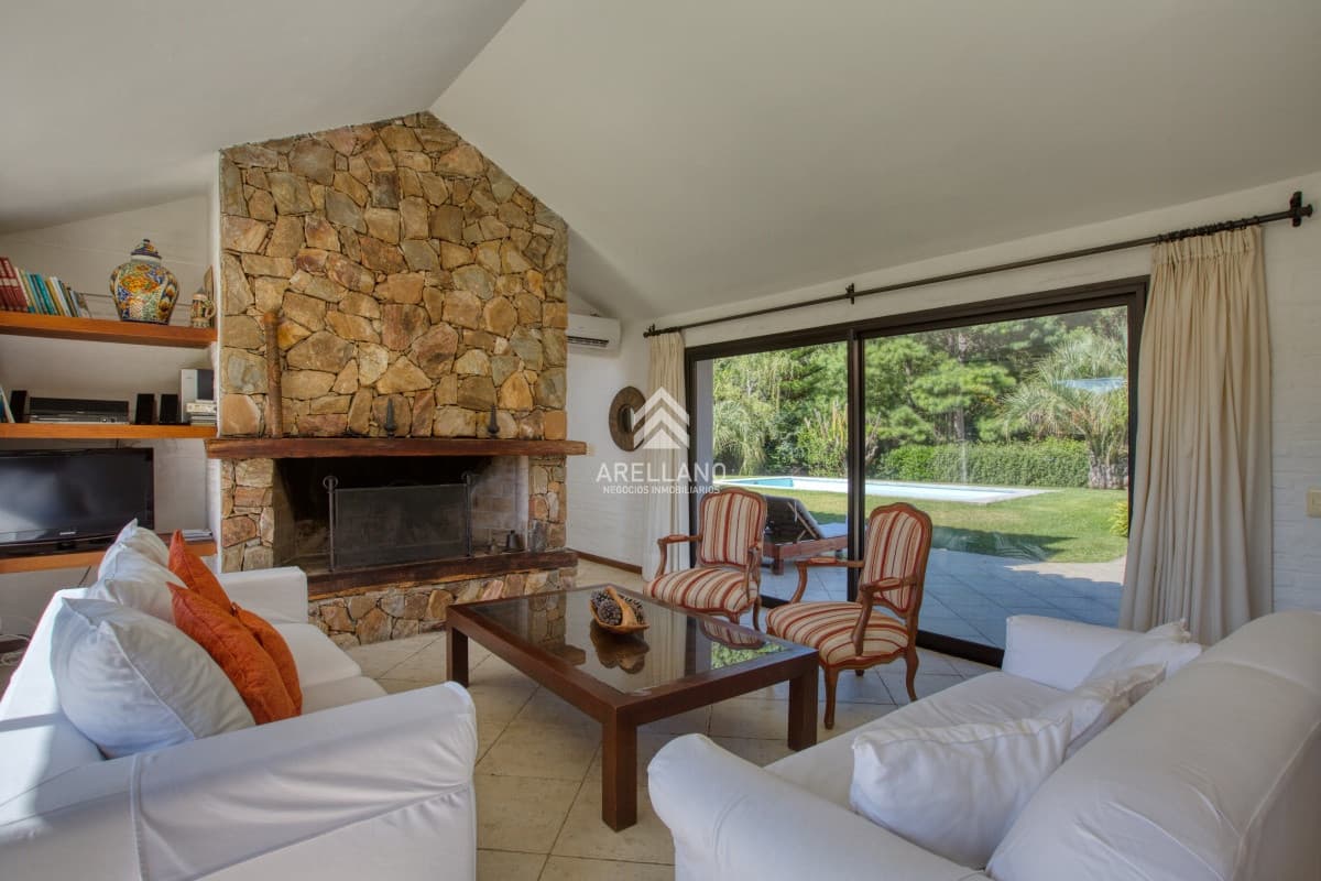 Casa ID.3843 - Se vende casa 5 dormitorios, con piscina en Rincon del Indio, playa Brava, Punta del Este.
