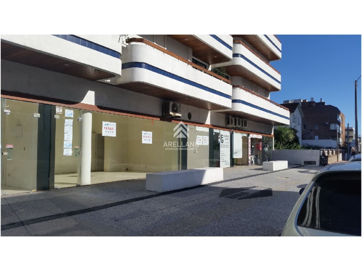 Local Comercial ID.117 - Local con muy buen frente vidriado Peninsula