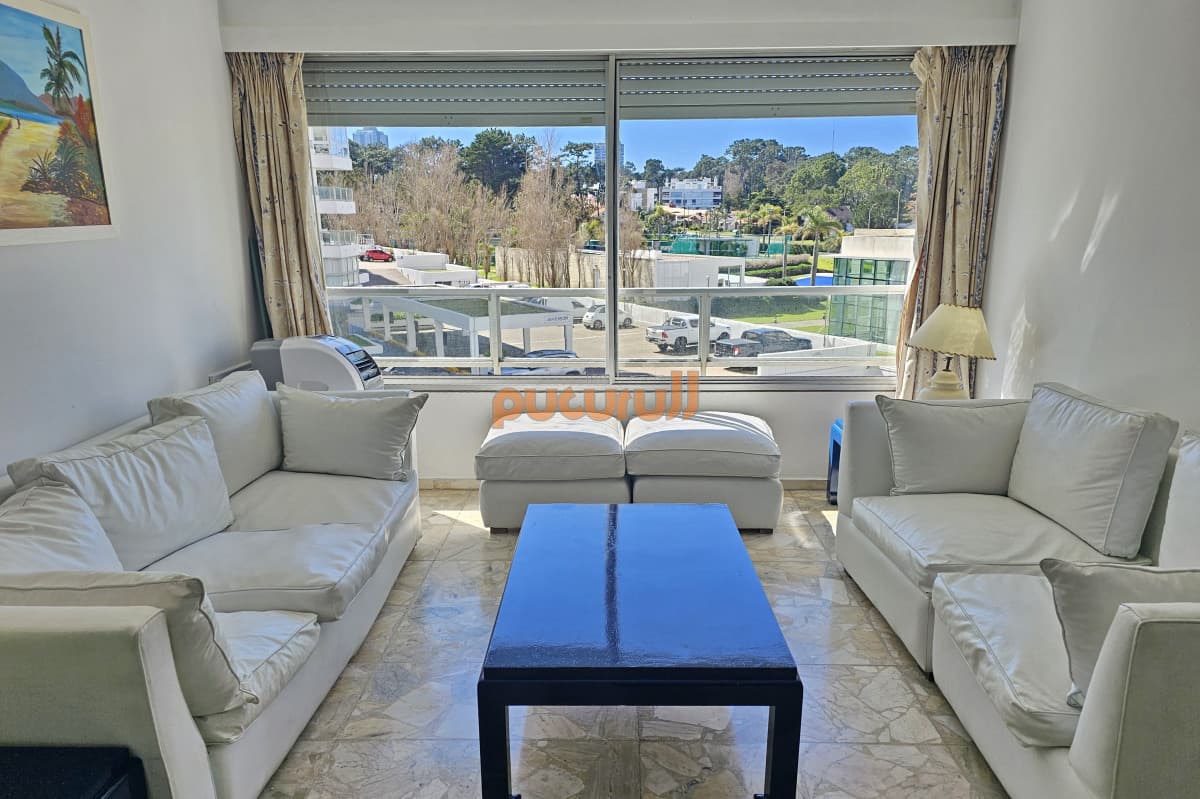 Vendo apartamento 2,5 dormitorios en playa mansa, complejo Lincoln Center, Punta del Este.