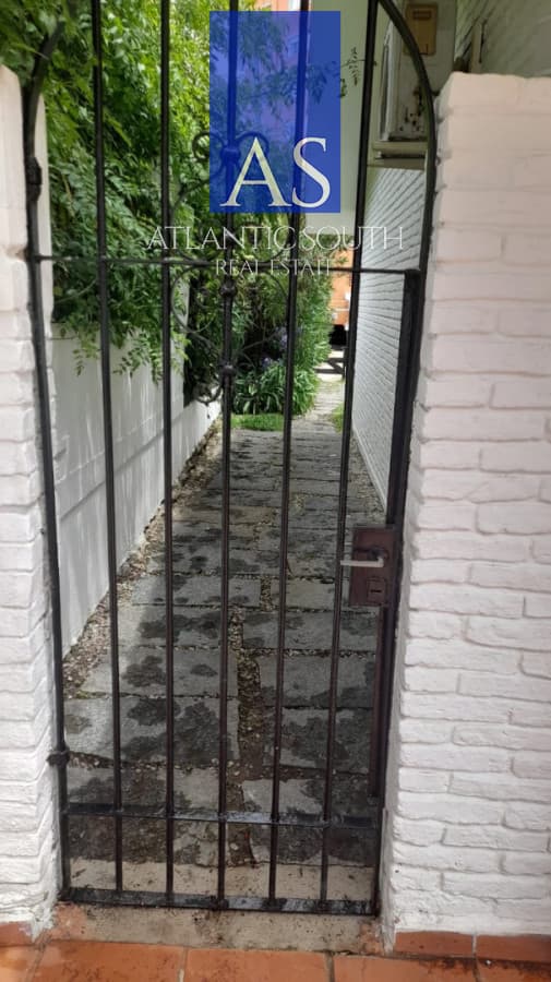 Casa 5 dormitorios a metros del mar Playa Mansa Punta del Este