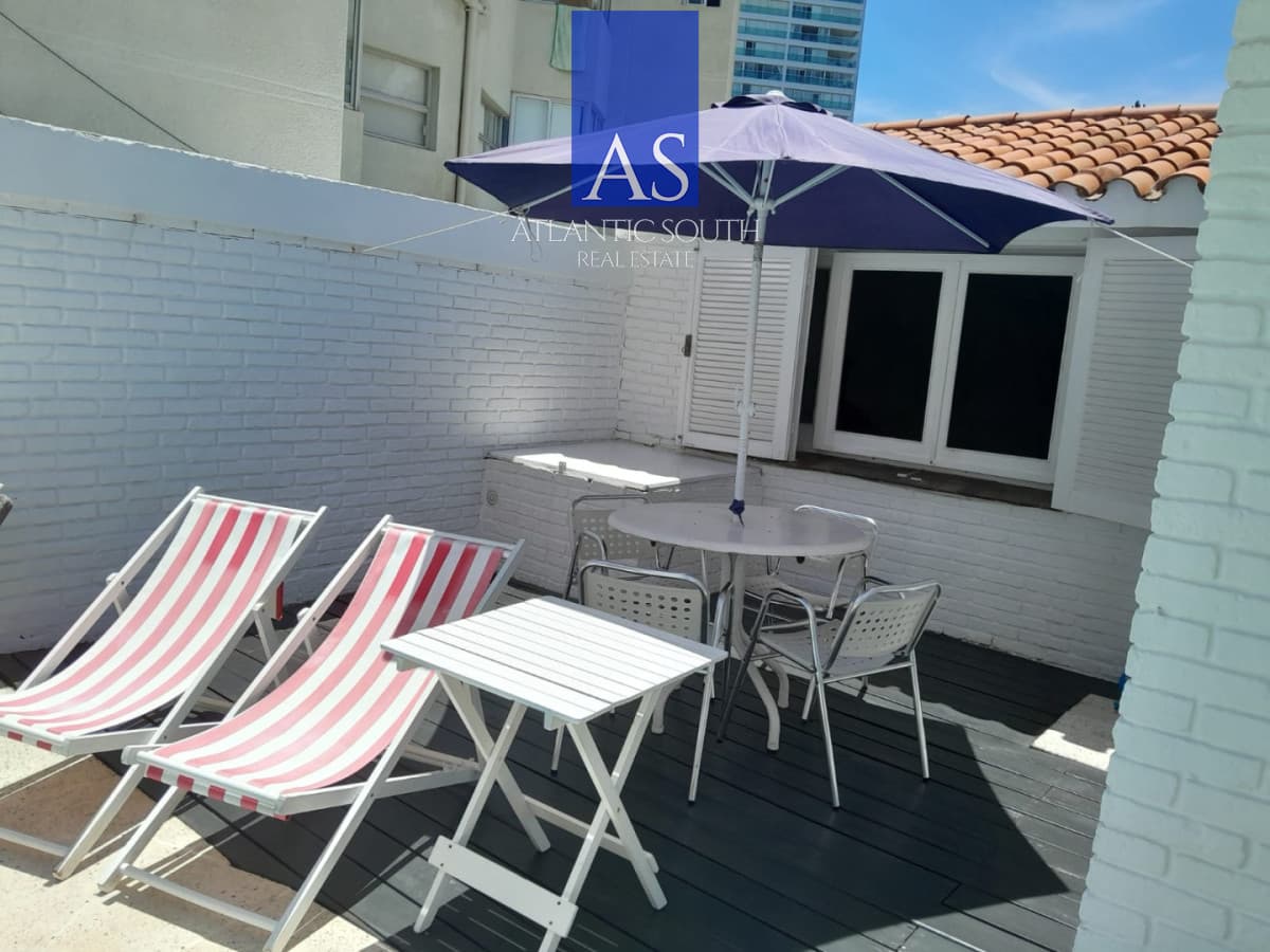 Casa 5 dormitorios a metros del mar Playa Mansa Punta del Este
