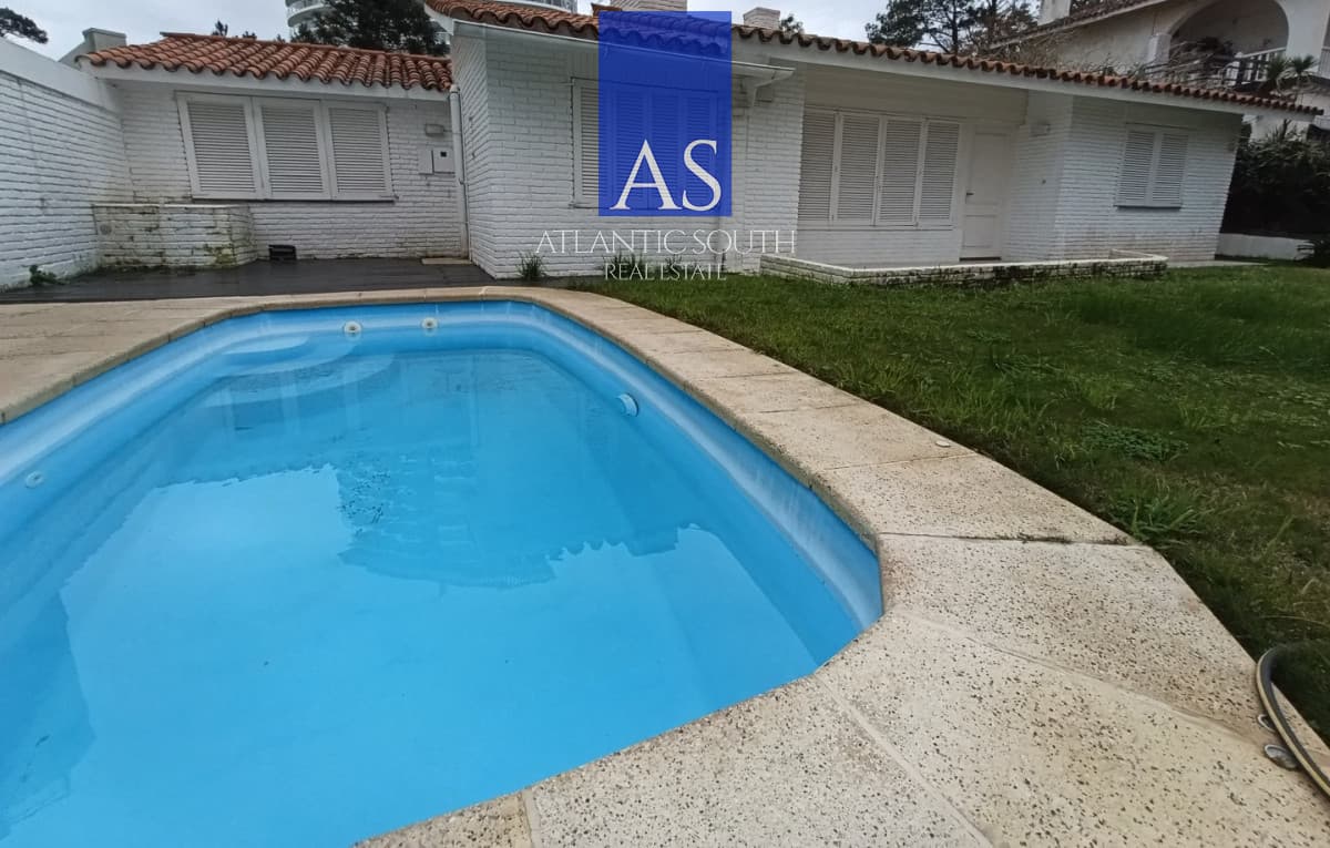 Casa 5 dormitorios a metros del mar Playa Mansa Punta del Este