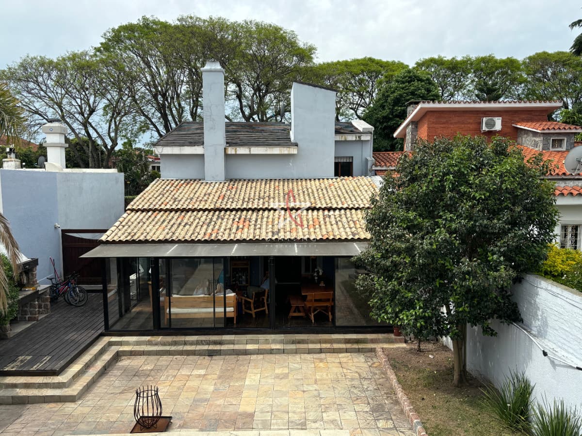 Venta, Casa, Carrasco, 4 Dormitorio, 3 Baños, Fondo, Parrillero - Bintang Propiedades