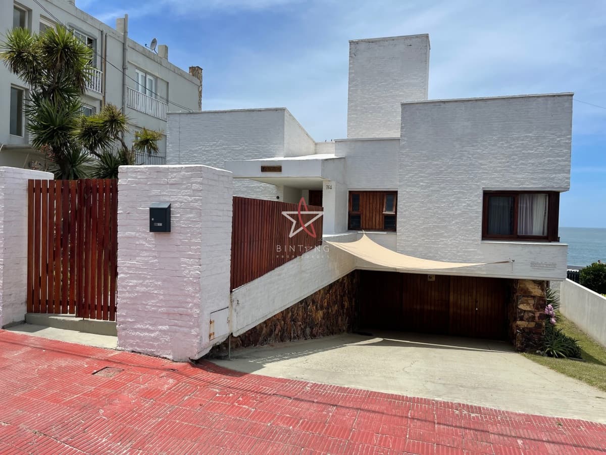 CASA, 5 DORMITORIOS, 5 BAÑOS, PLAYA BRAVA, VENTA - Bintang Propiedades