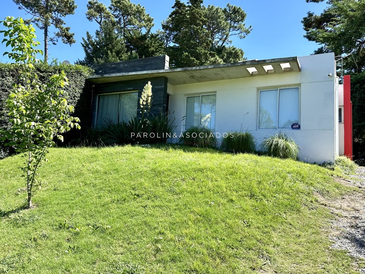 Casa en Venta de 3 Dormitorios en Jardines de Cordoba, Punta del Este