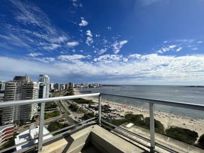 Hermoso apartamento en venta 4 dormitorios. Frente al mar Punta del Este.   -