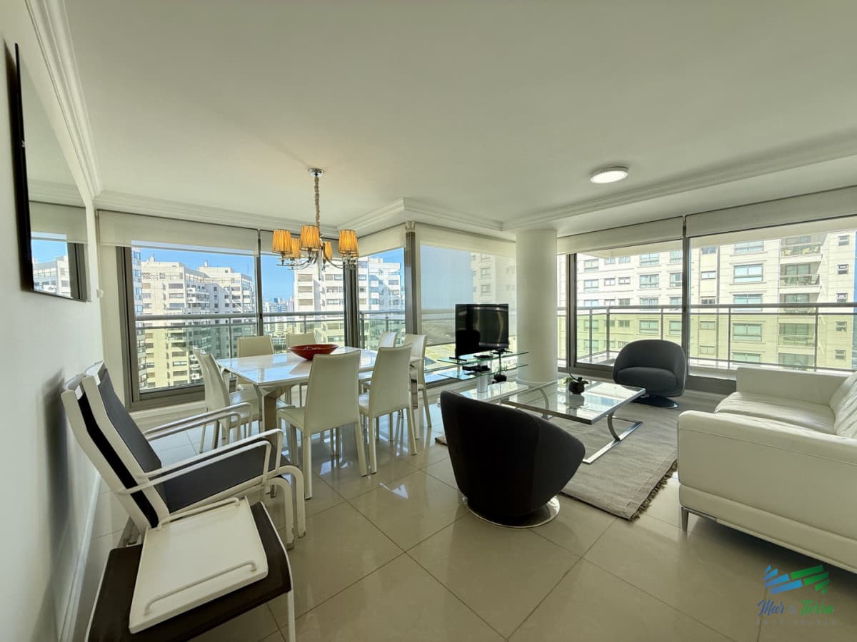 En venta apartamento 2 dormitorios en Imperiale, Playa Brava, Punta del Este