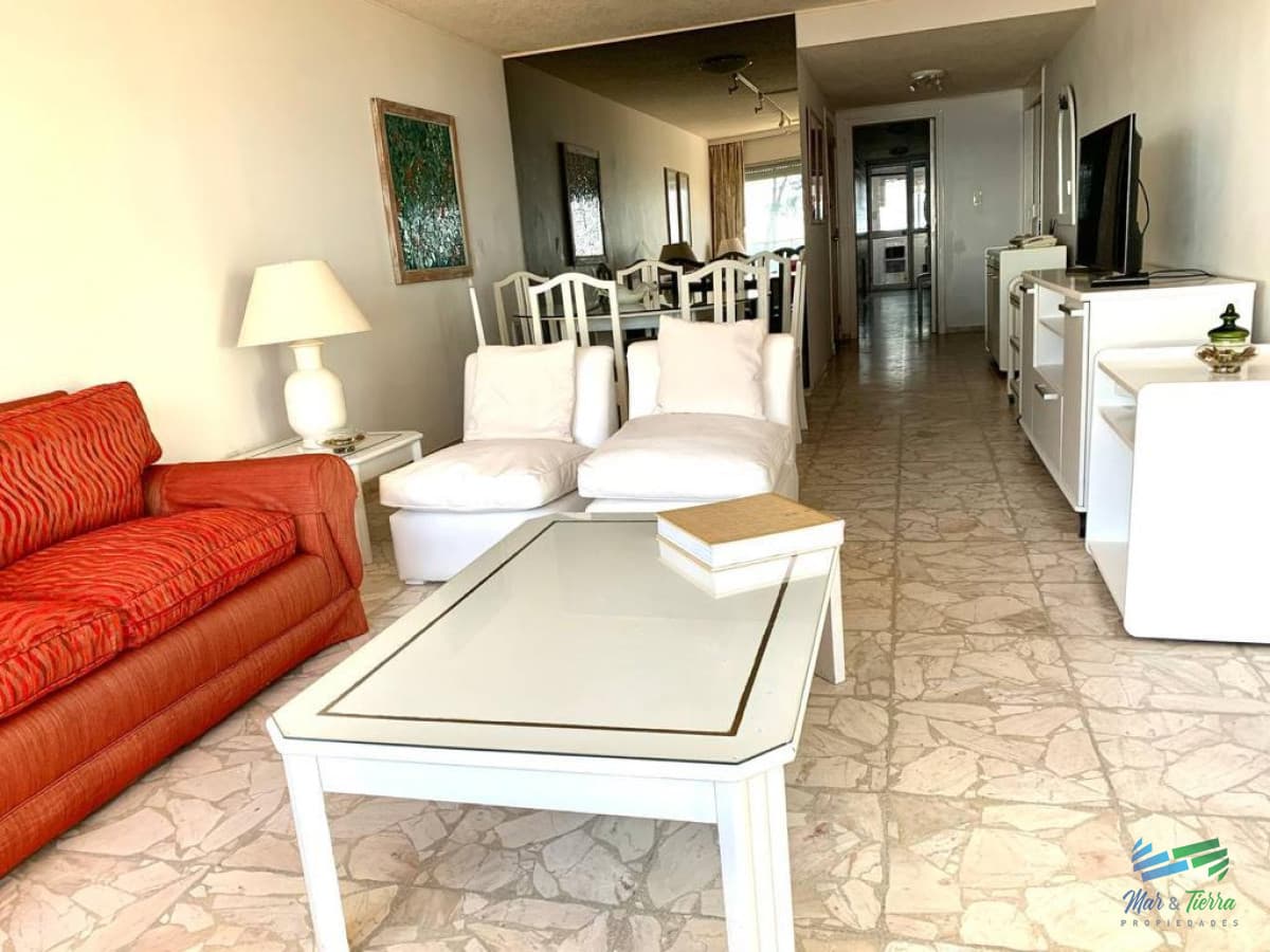 En venta apartamento 2 dormitorios, 2 baños, con servicios frente al mar, playa Mansa, Punta del Este
