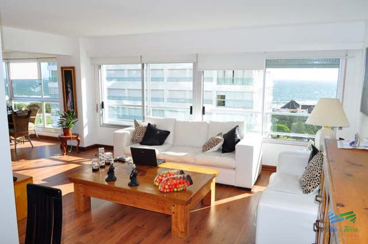 En venta apartamento 3 dormitorios, 2 baños, frente al mar, playa Mansa, Punta del Este.
