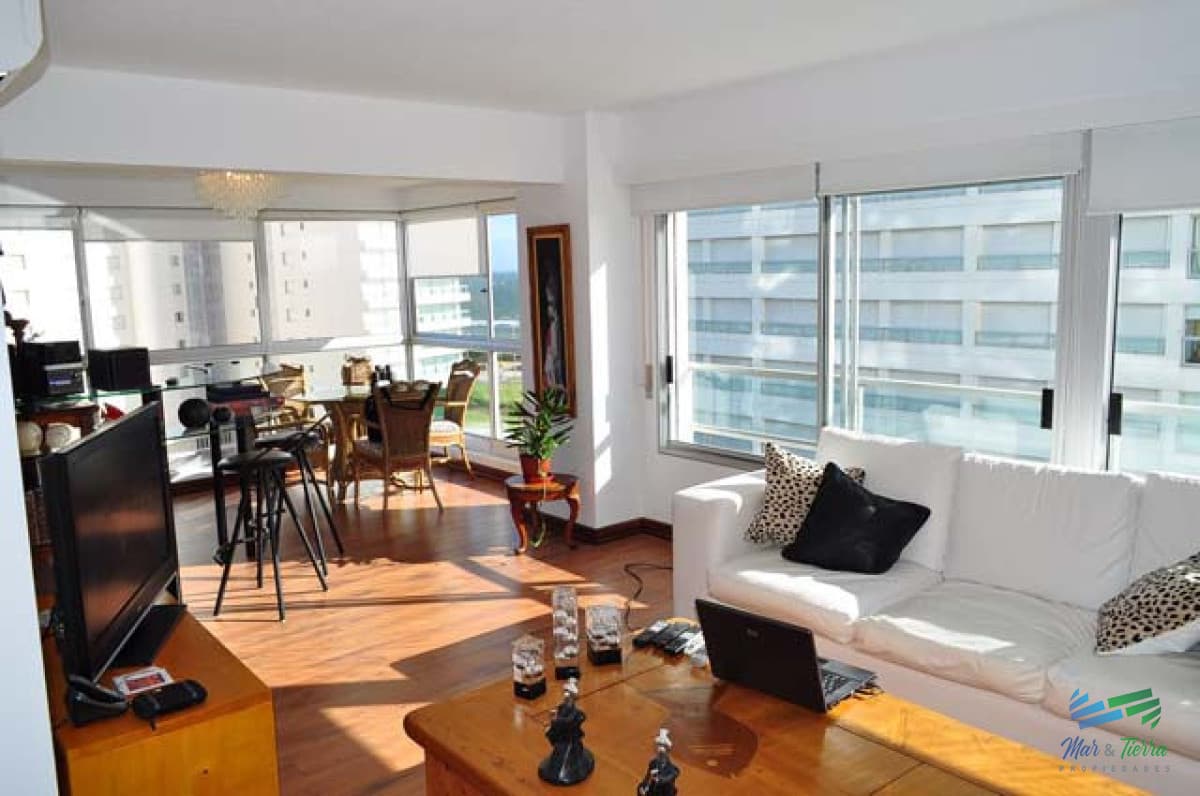 En venta apartamento 3 dormitorios, 2 baños, frente al mar, playa Mansa, Punta del Este.