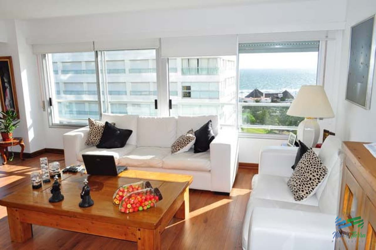 En venta apartamento 3 dormitorios, 2 baños, frente al mar, playa Mansa, Punta del Este.