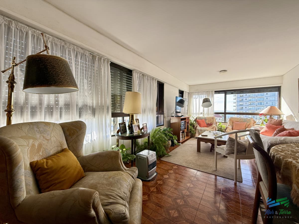 En Venta Amplio Apartamento en Torre Amalfi  Playa Mansa