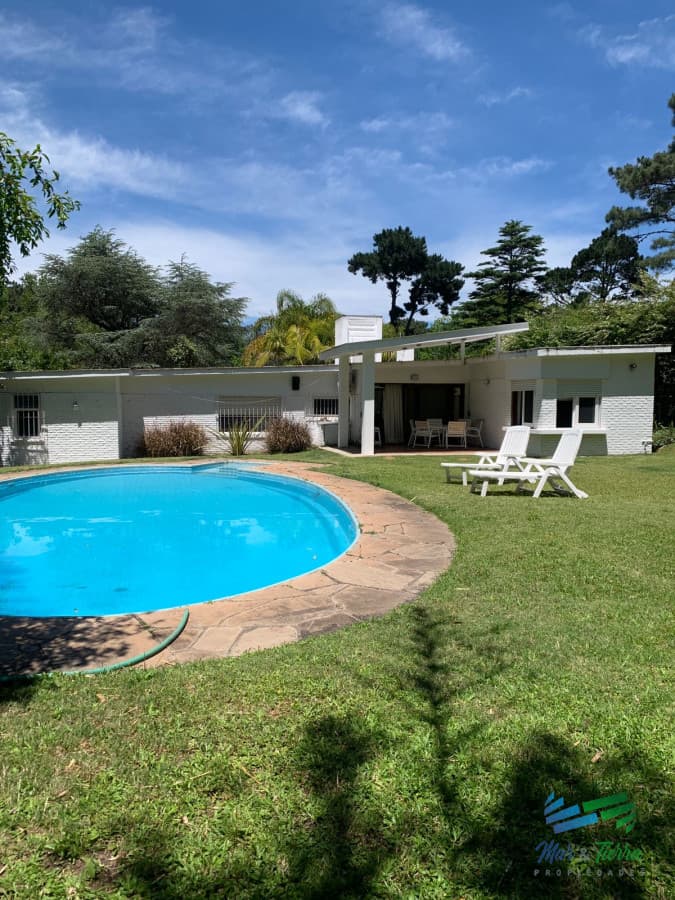 HERMOSA CASA CON MUY BUEN PARQUE EN MANSA