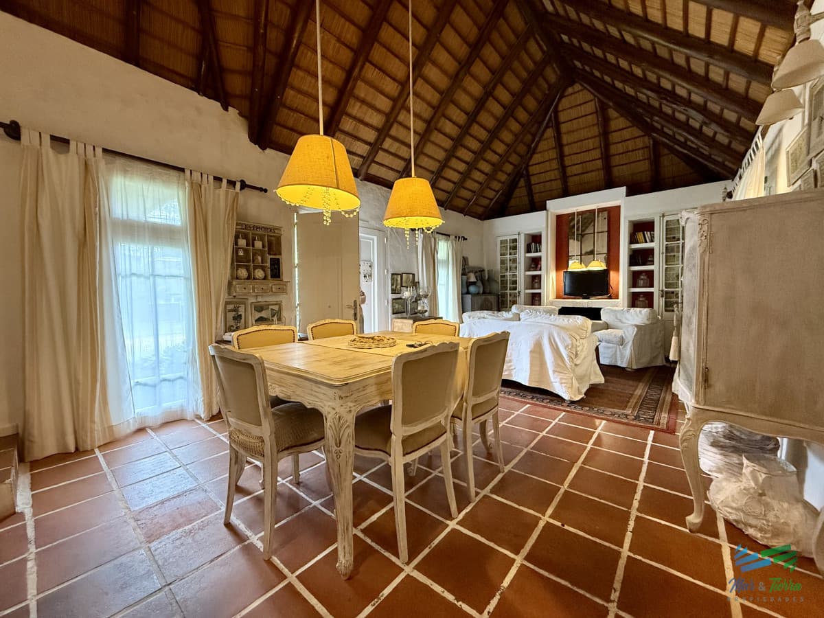 En venta casa 4 dormitorios con piscina en Pinares, Punta del Este