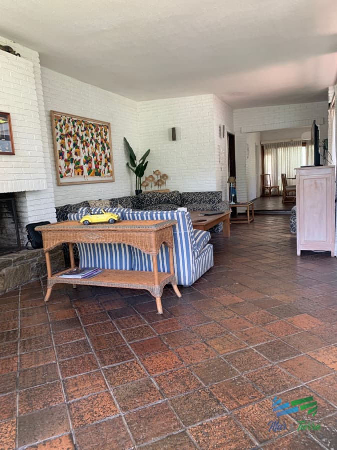 HERMOSA CASA CON MUY BUEN PARQUE EN MANSA