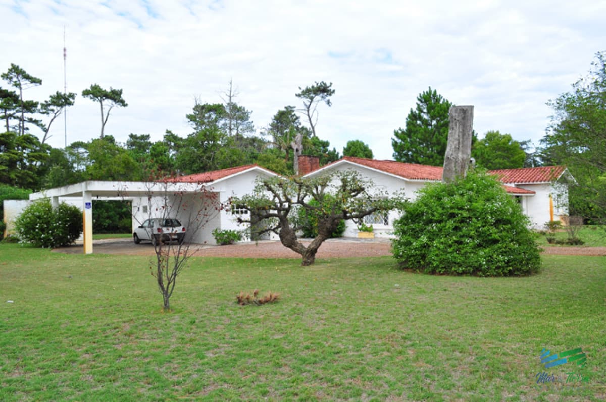 En venta Casa 3 dormitorios con buen terreno en Cantegril, Punta del Este