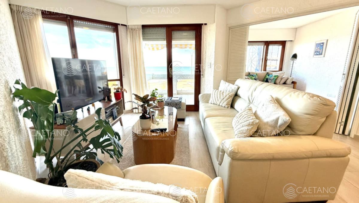 Venta de apartamento primera línea playa mansa