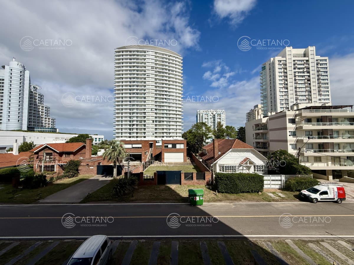 Venta apartamento 2 dormitorios. Playa mansa, Punta del Este.