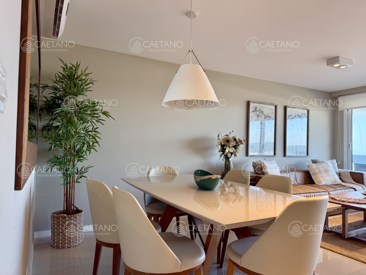 Apartamento en Venta en Edificio HORIZONTE  Primera línea sobre Playa Mansa, Parada 20
