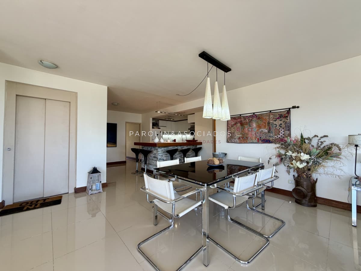 Departamento en Venta de 3 Dormitorios, Pinares Punta del Este.
