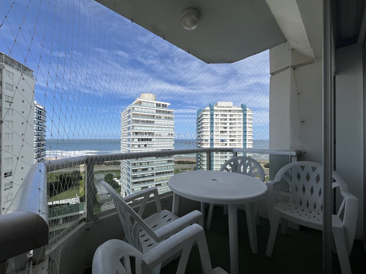 con piscina,garage y serv de mucama,vista total al mar