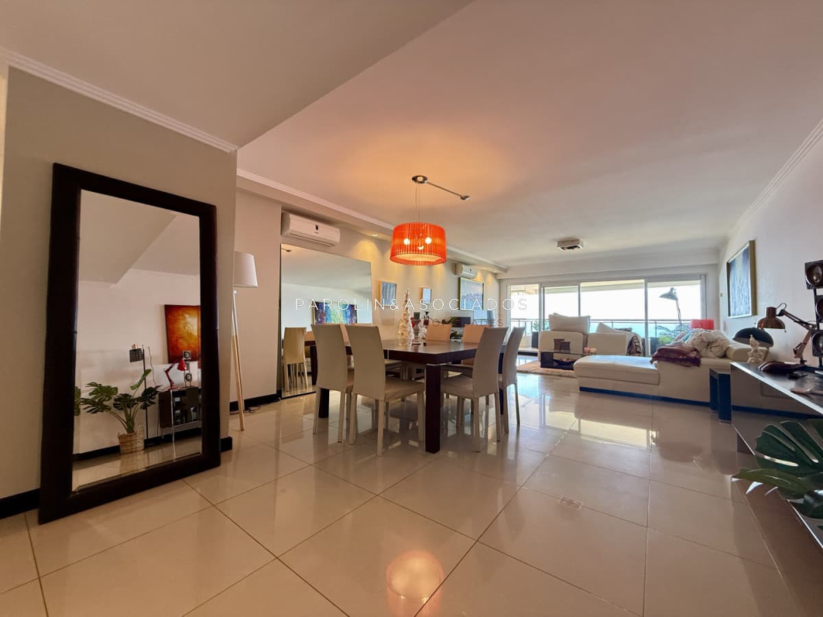 Oportunidad en Torre Lobos  Punta del Este piso alto