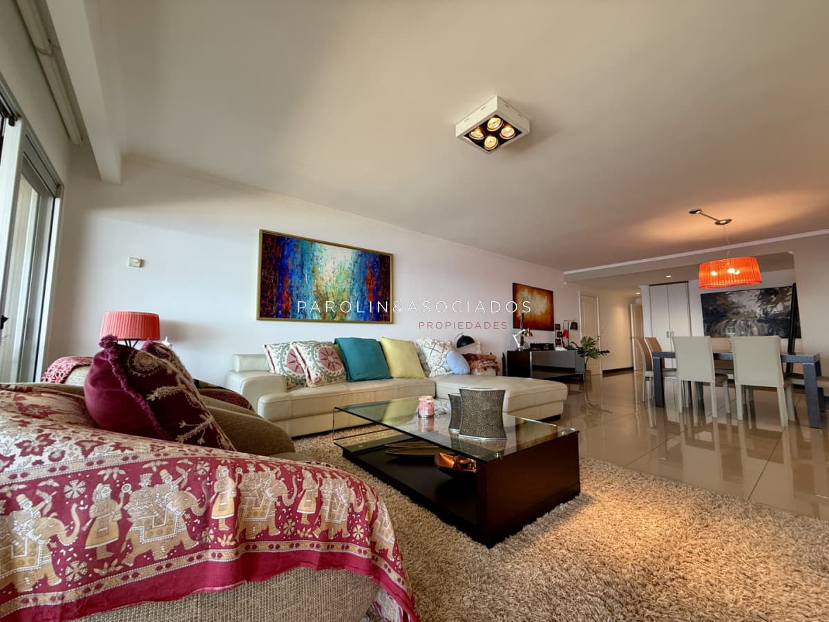 Oportunidad en Torre Lobos  Punta del Este piso alto