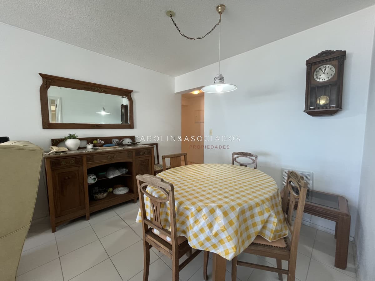 con piscina,garage y serv de mucama,vista total al mar