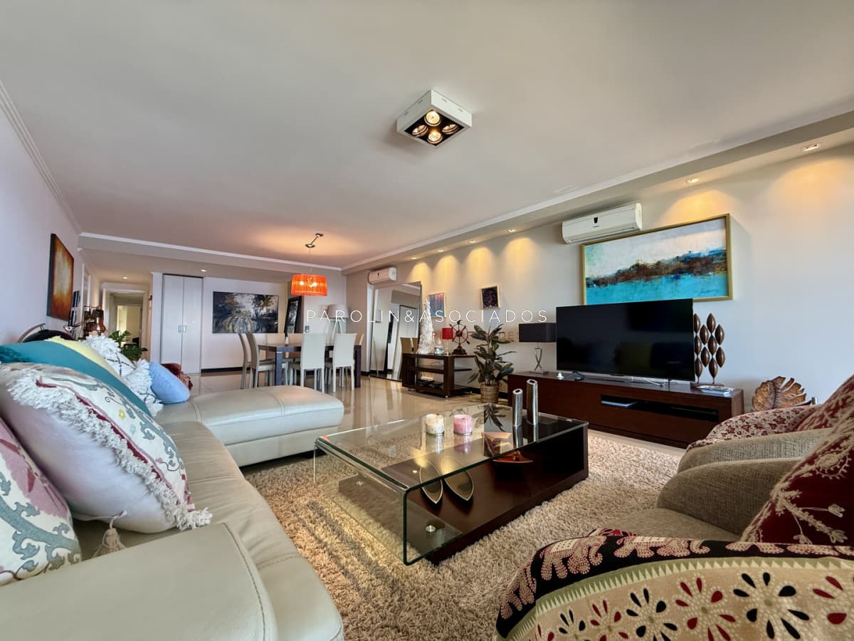Oportunidad en Torre Lobos  Punta del Este piso alto