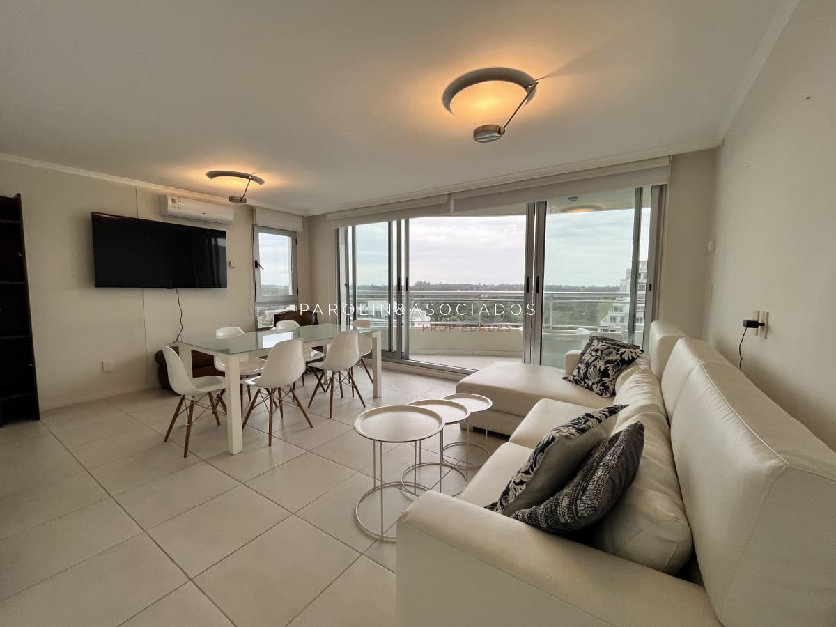 Piso alto 2 dormitorios con 1 baño en ocean drive, Punta del Este