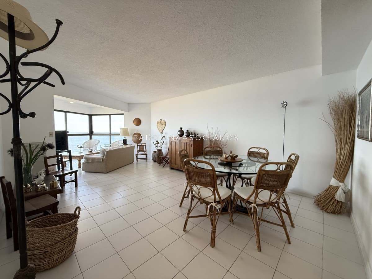 Departamento en Venta de 2 dormitorios en Playa Brava, Punta del Este