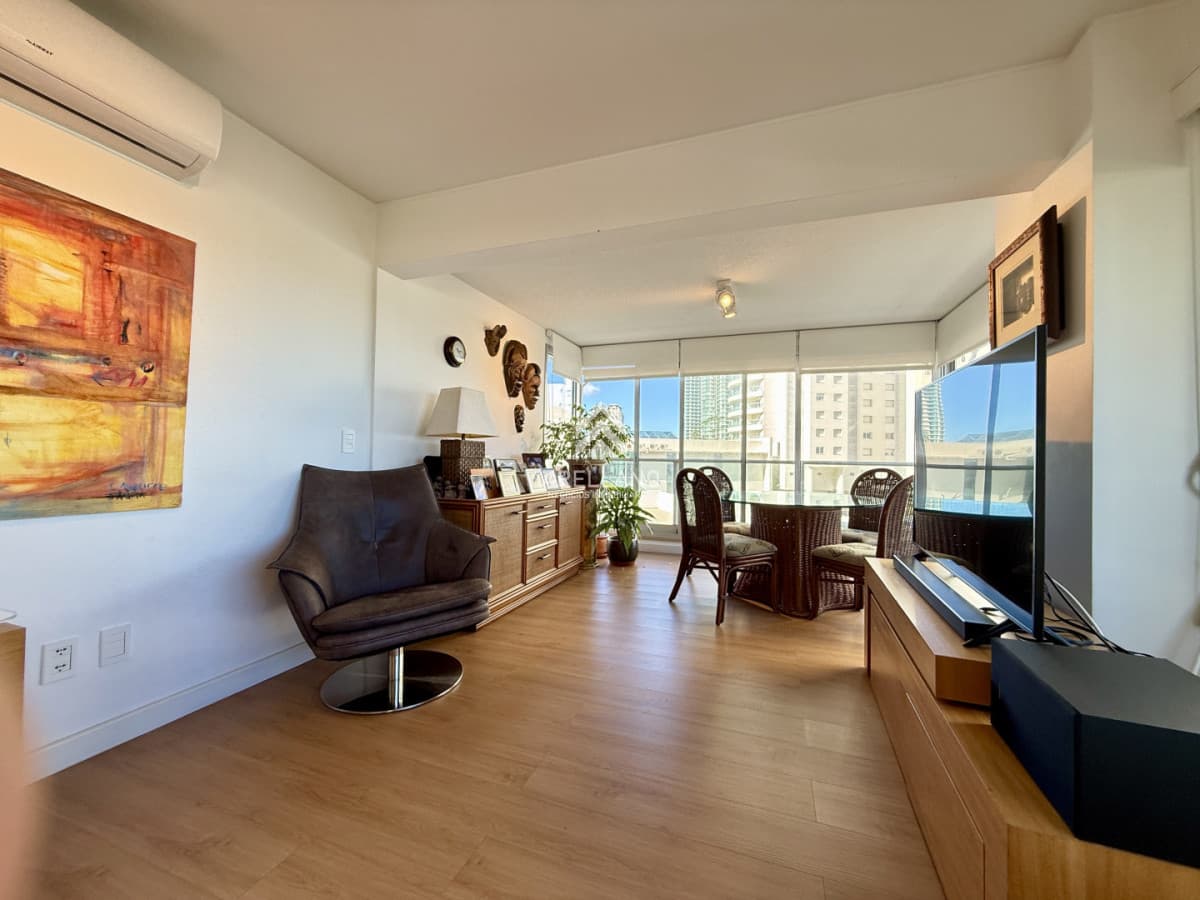 Apartamento ID.6284 - Venta apartamento 3 dormitorios y dependencia de servicio