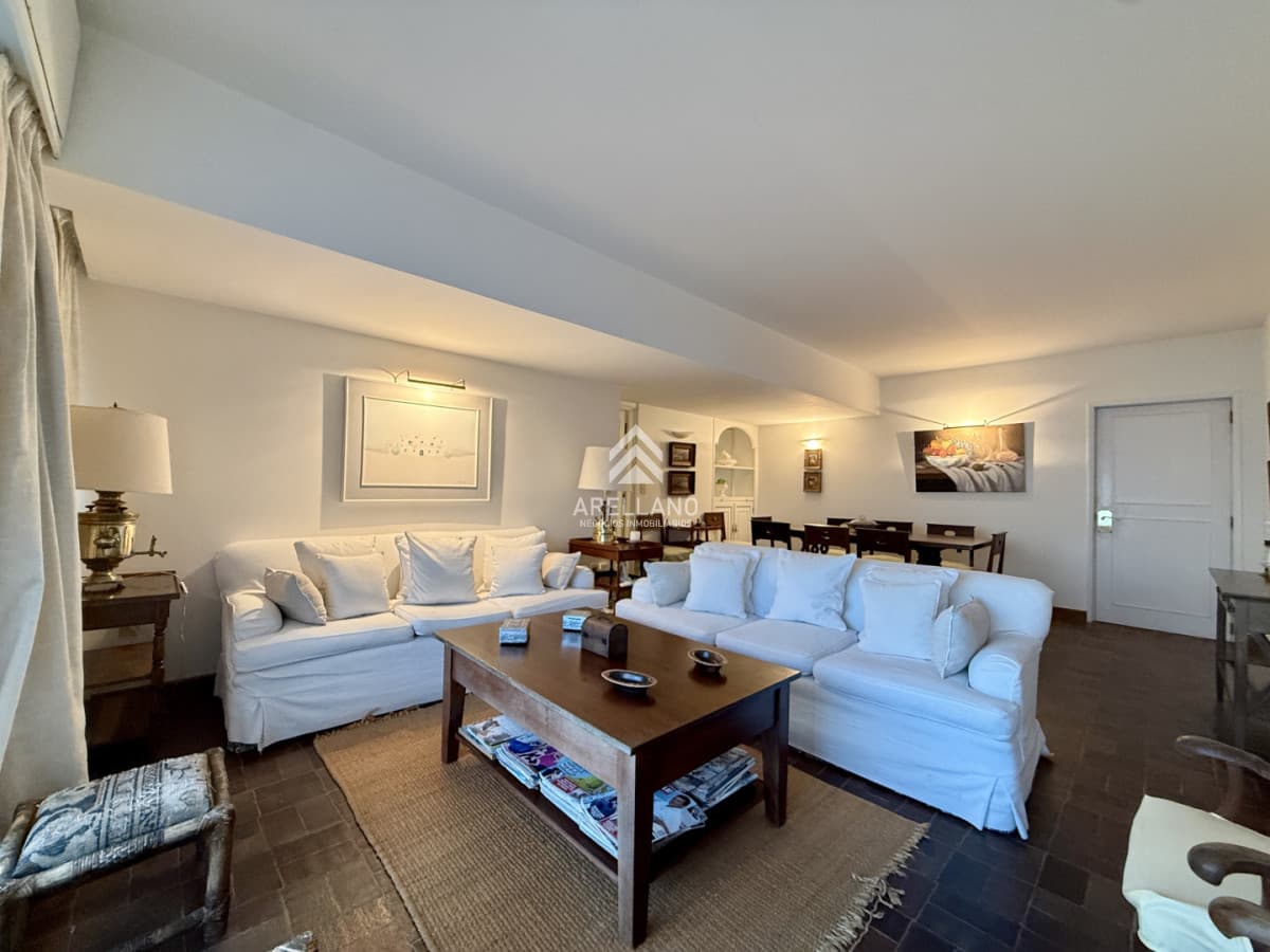 Apartamento ID.3168 - Venta apartamento 3 dormitorios y dependencia Brava