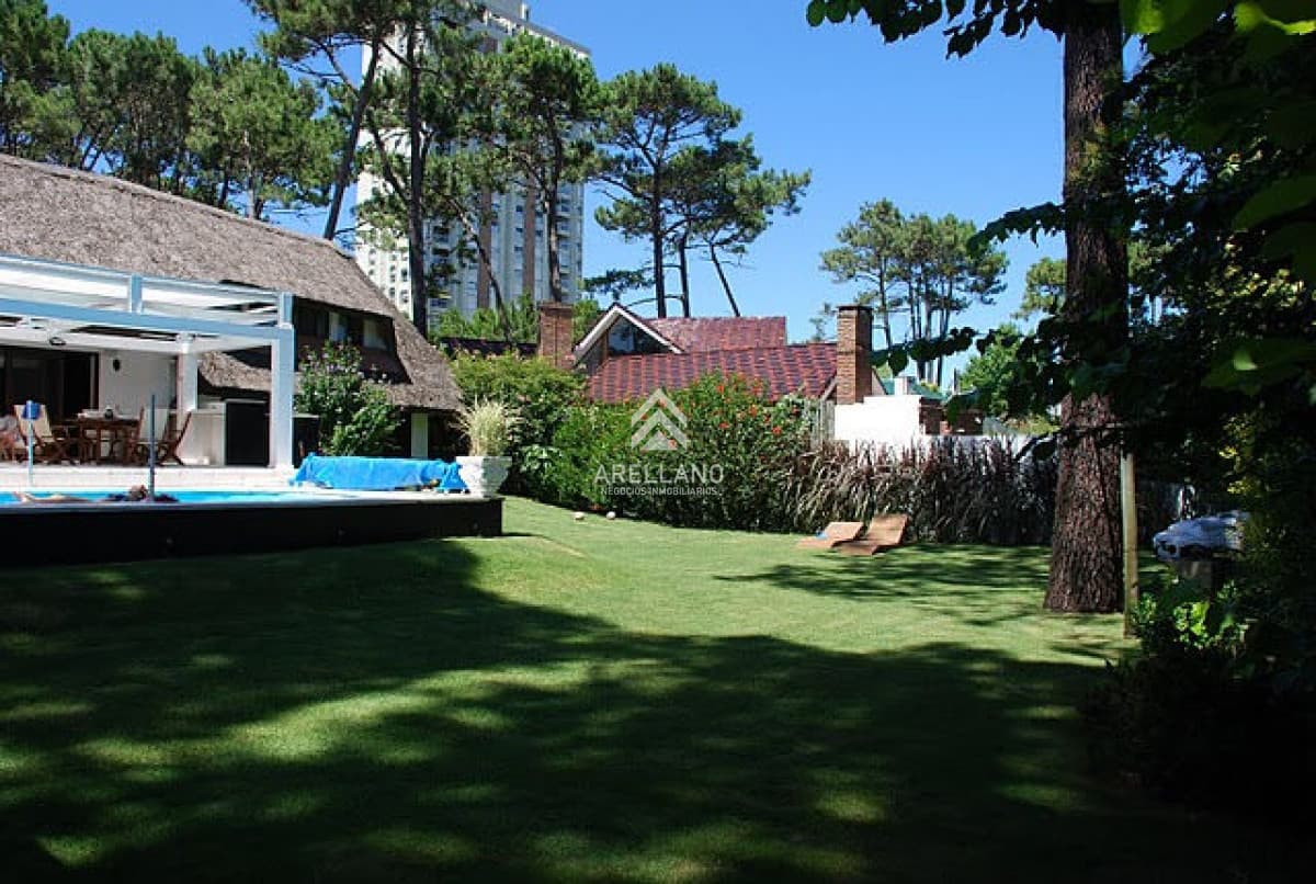 Casa ID.3857 - Venta casa 5 dormitorios Lugano