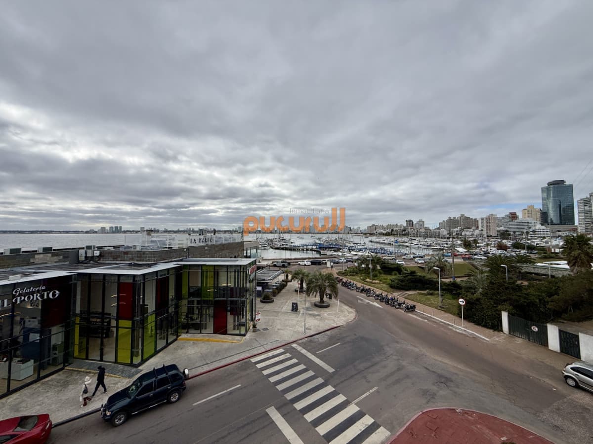 Apartamento en venta en Edificio Dársena frente al puerto de Punta del este