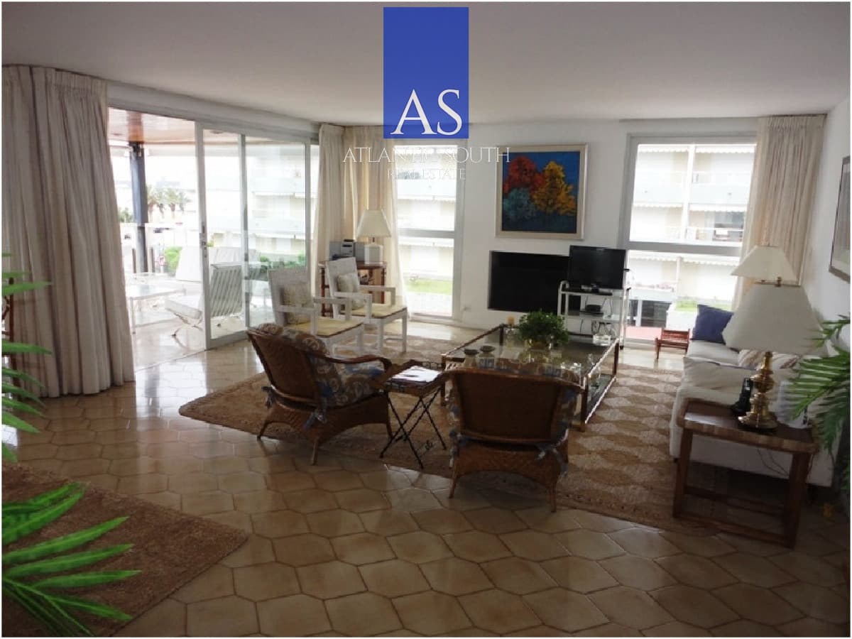 Planta de excelPenínsula ente categoría en Venta – Edificio Brioni, Punta del Este