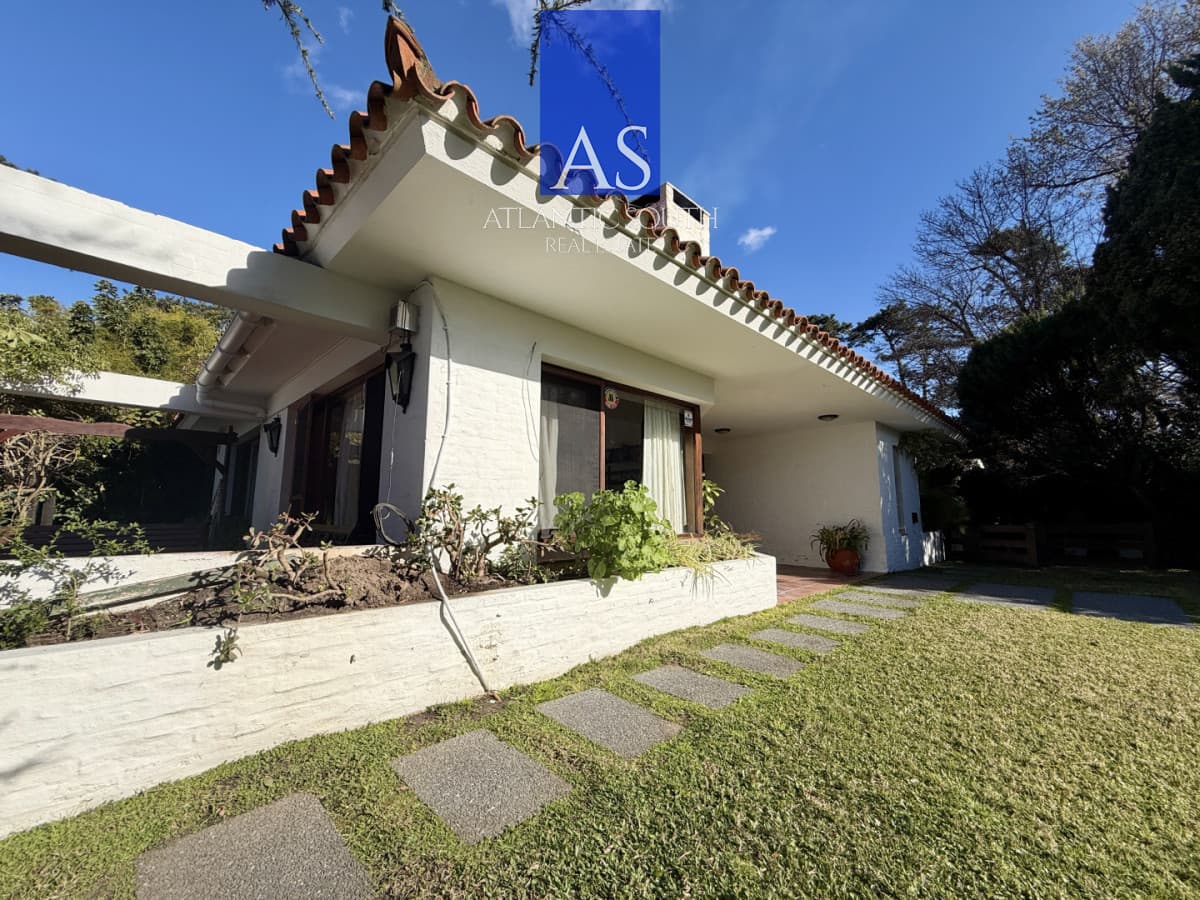 Casa de 3 dormitorios en venta construcción tradicional Punta del Este