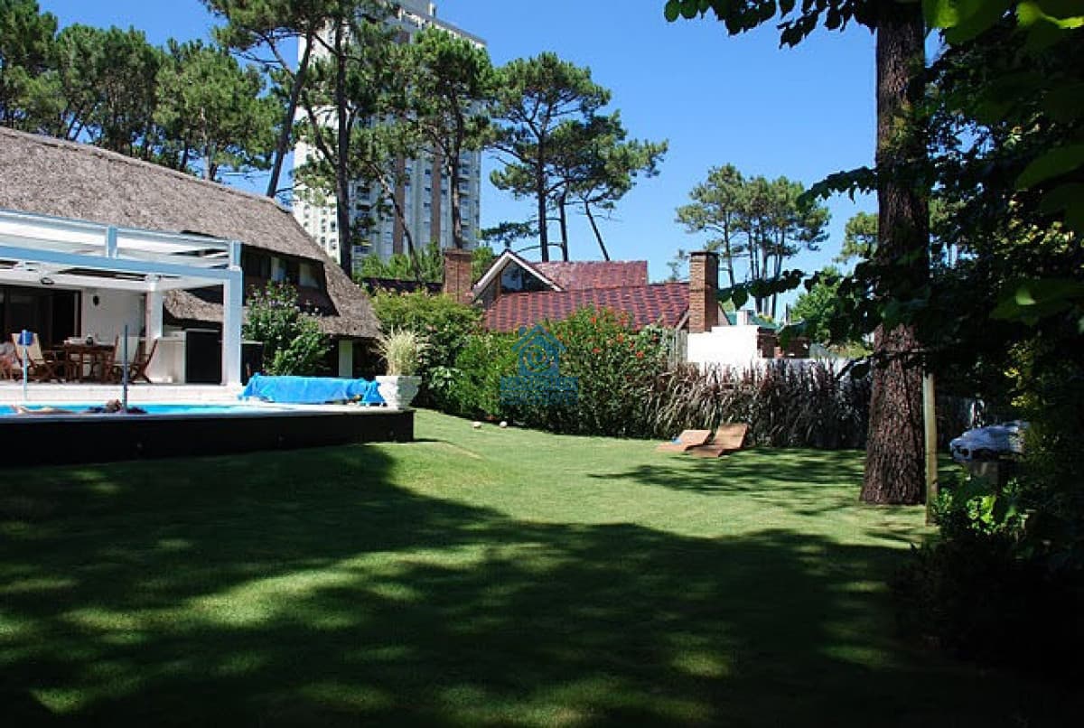 Casa ID.1145 - Venta Casa en Lugano  5 dormitorios gran parque con piscina