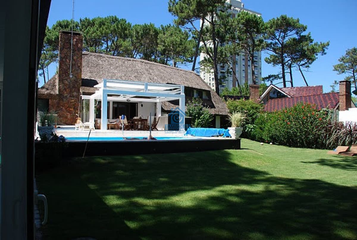 Casa ID.1145 - Venta Casa en Lugano  5 dormitorios gran parque con piscina
